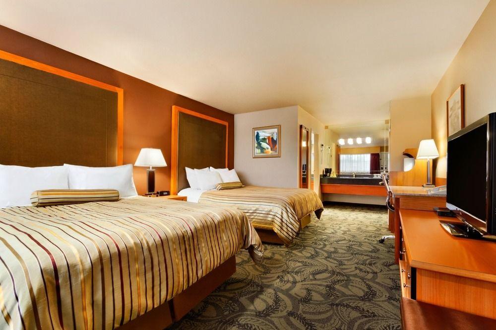 Poco Inn And Suites Hotel And Conference Center Порт Кокитлам Екстериор снимка