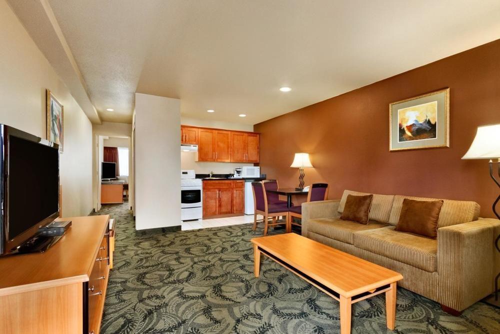 Poco Inn And Suites Hotel And Conference Center Порт Кокитлам Екстериор снимка