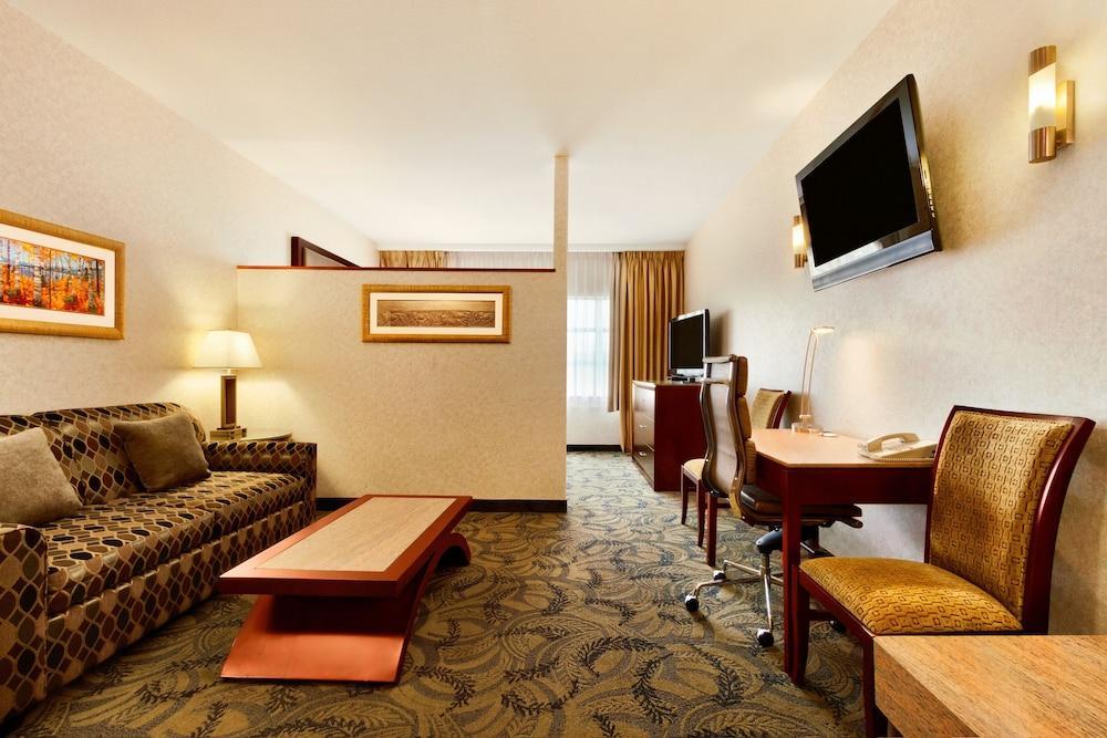 Poco Inn And Suites Hotel And Conference Center Порт Кокитлам Екстериор снимка