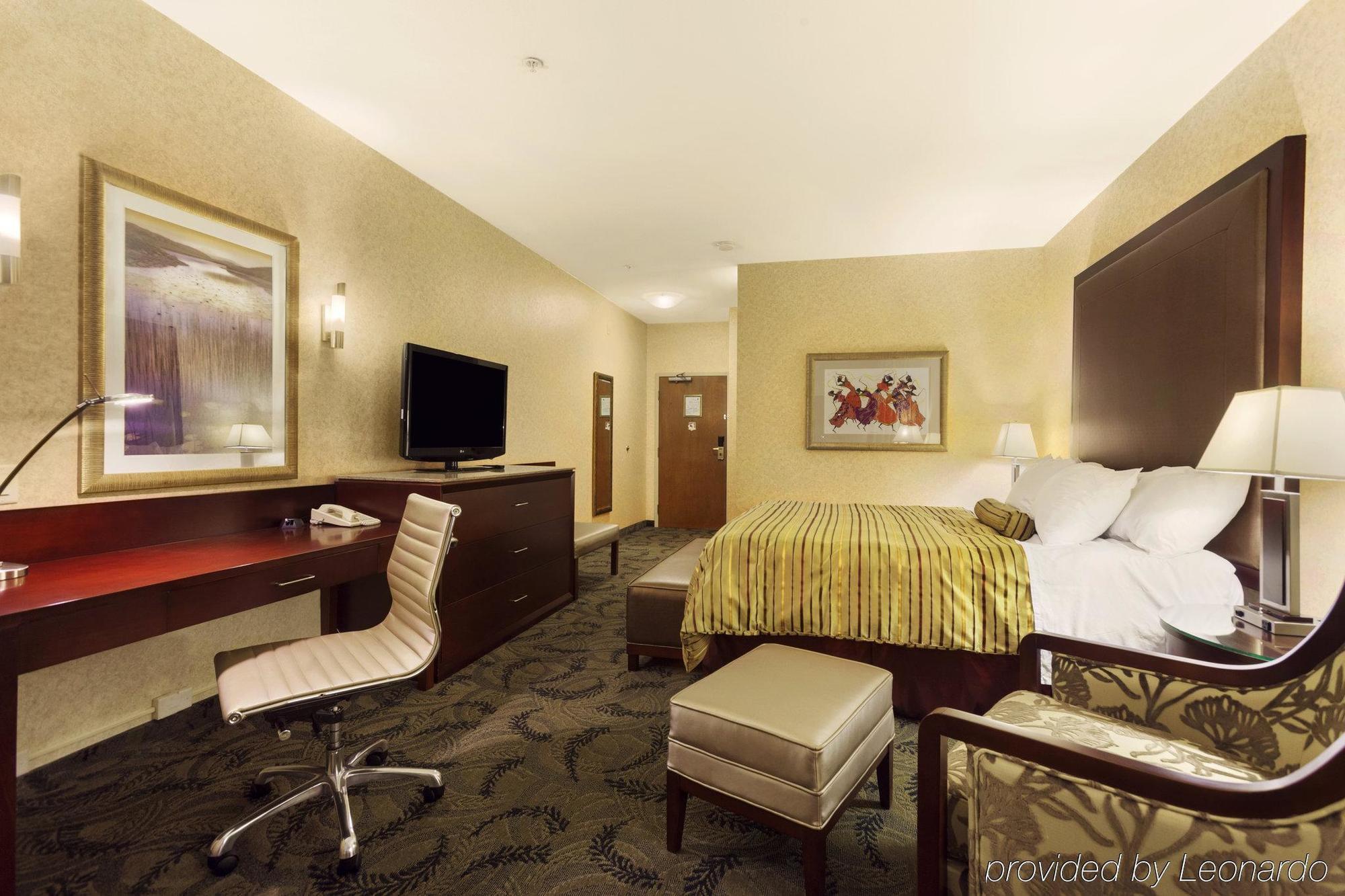 Poco Inn And Suites Hotel And Conference Center Порт Кокитлам Екстериор снимка