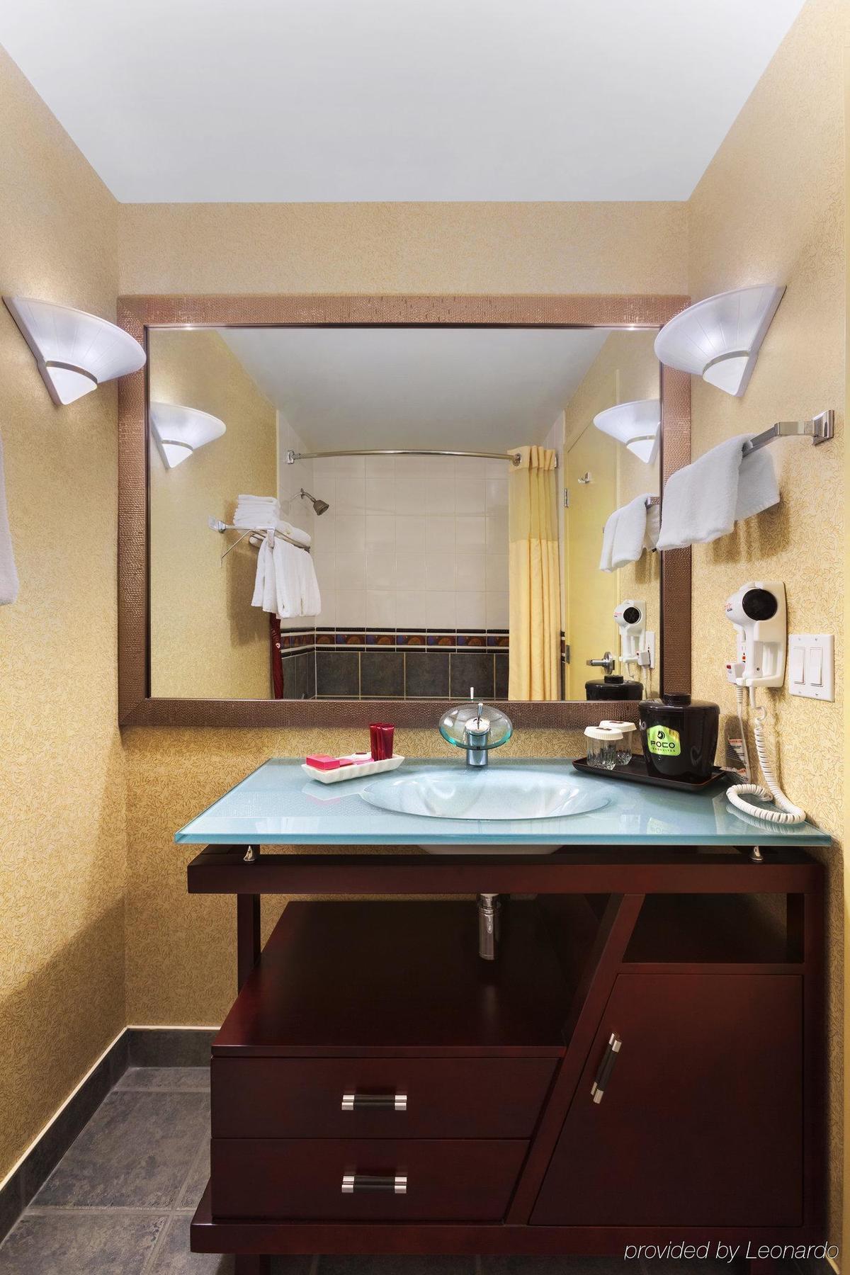 Poco Inn And Suites Hotel And Conference Center Порт Кокитлам Екстериор снимка