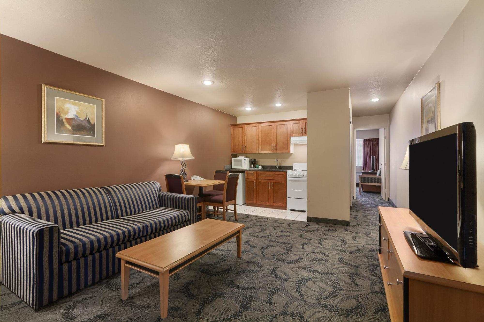 Poco Inn And Suites Hotel And Conference Center Порт Кокитлам Екстериор снимка
