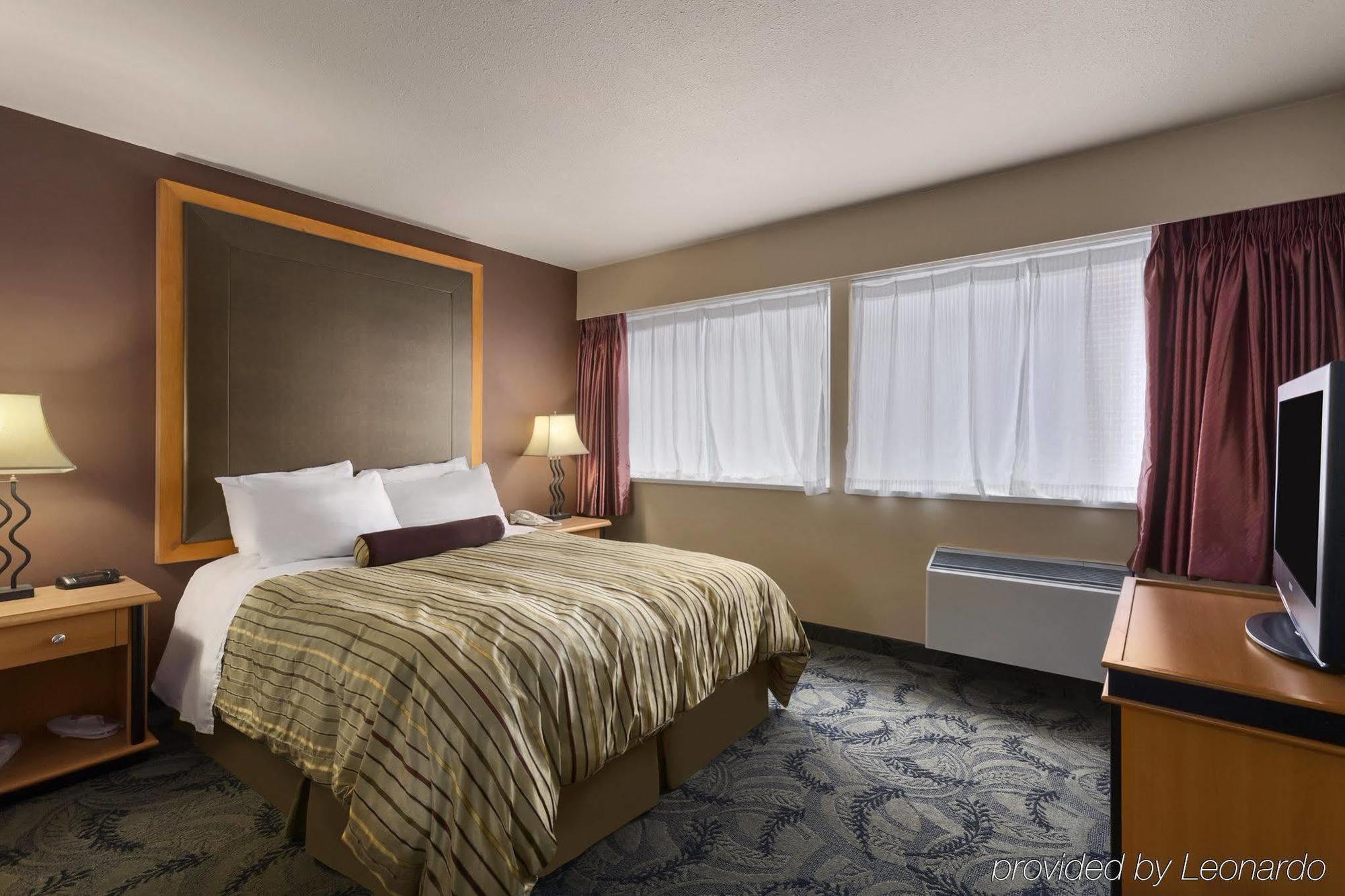 Poco Inn And Suites Hotel And Conference Center Порт Кокитлам Екстериор снимка