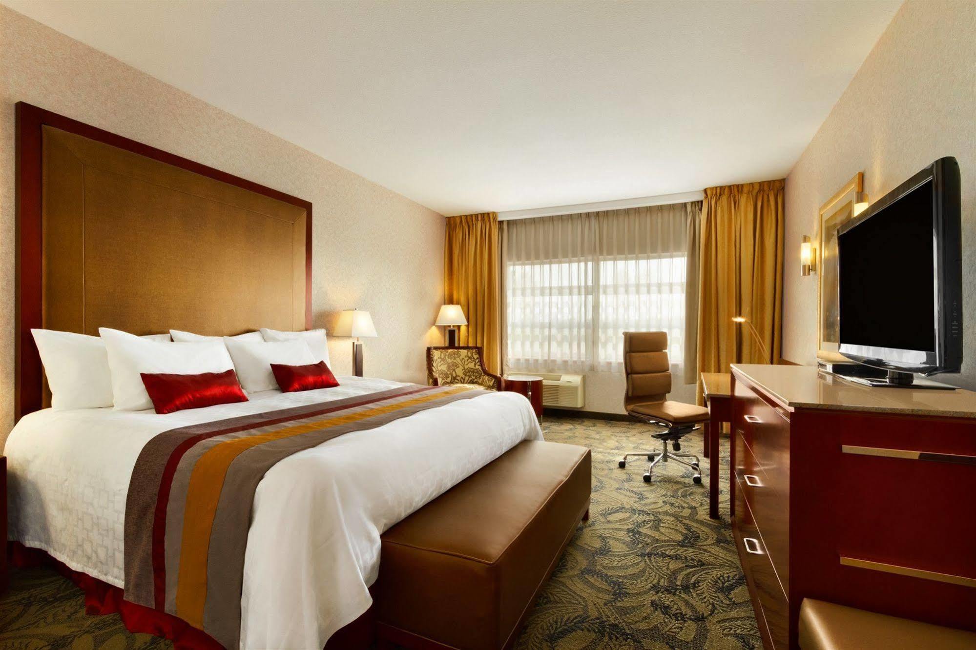 Poco Inn And Suites Hotel And Conference Center Порт Кокитлам Екстериор снимка