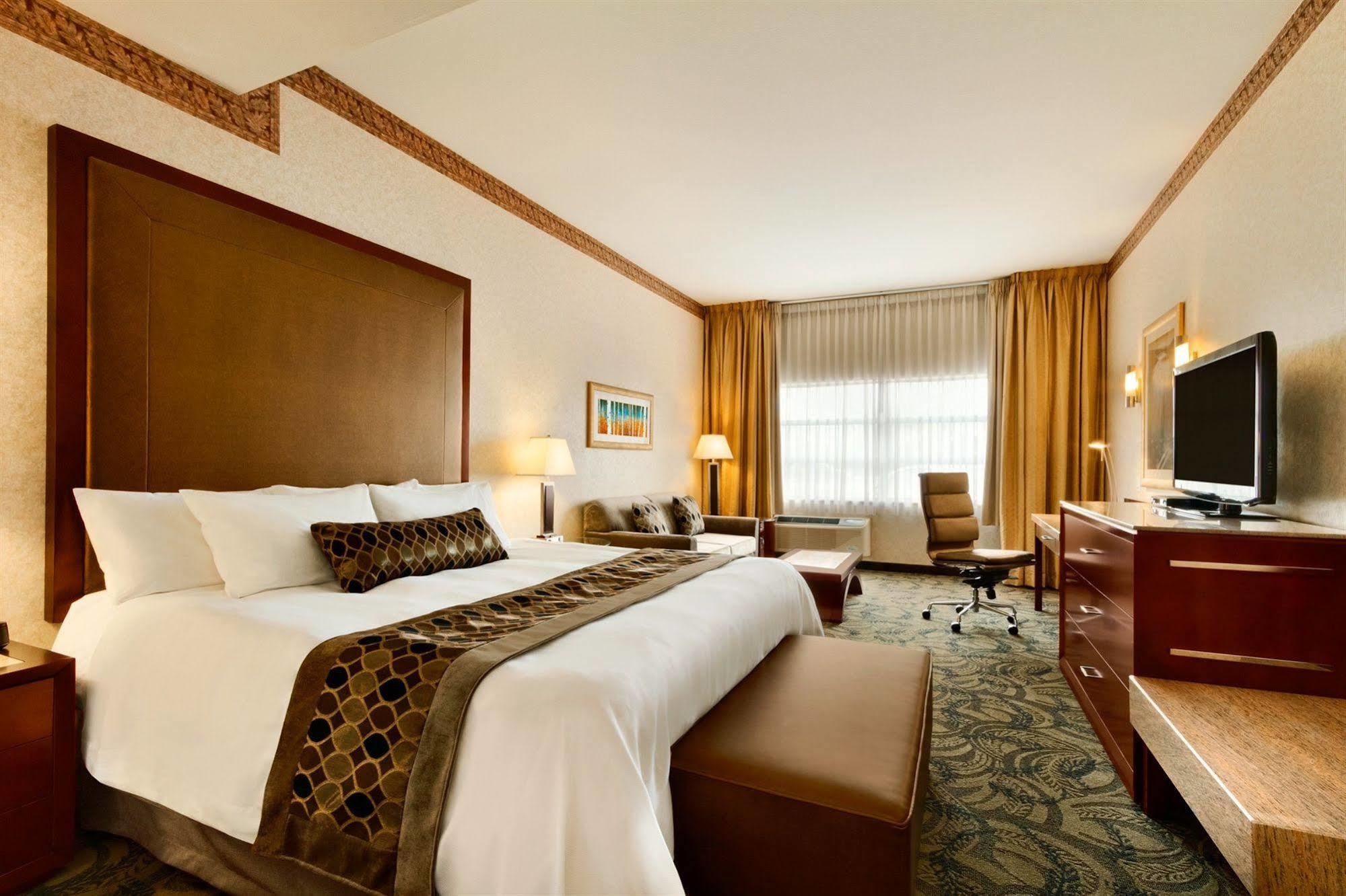 Poco Inn And Suites Hotel And Conference Center Порт Кокитлам Екстериор снимка