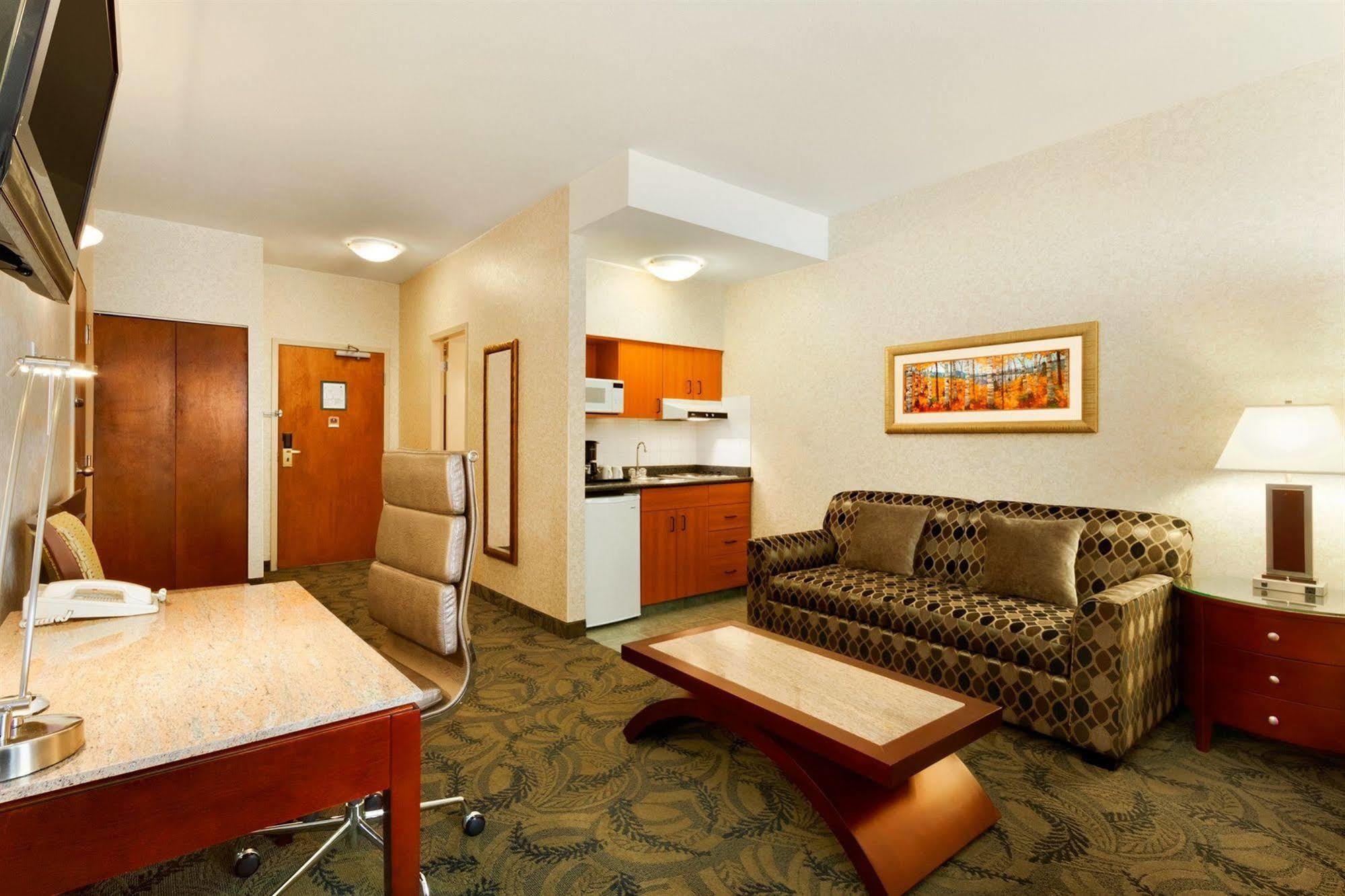 Poco Inn And Suites Hotel And Conference Center Порт Кокитлам Екстериор снимка